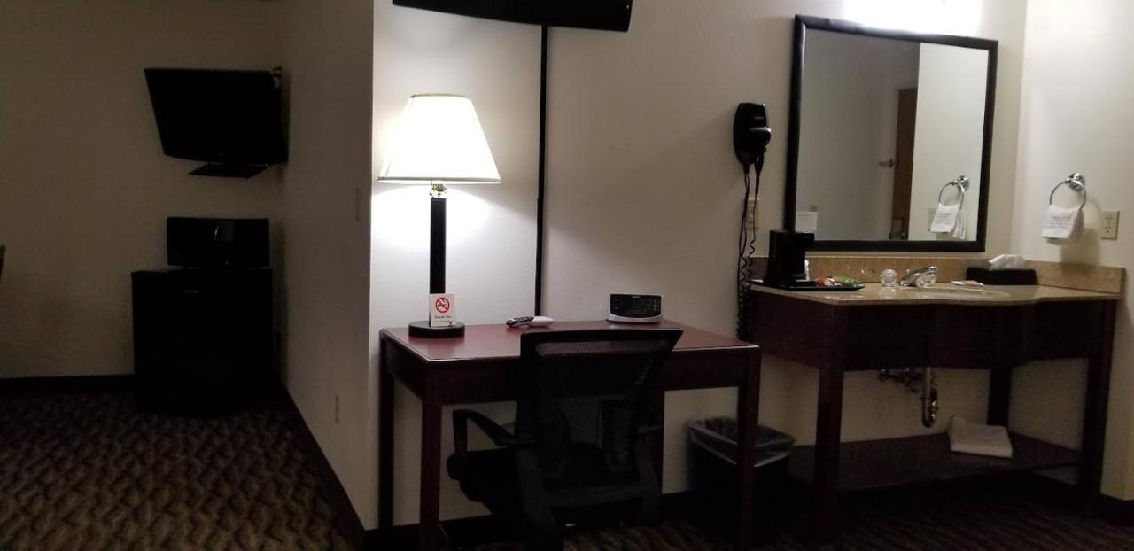 Baymont By Wyndham Harlan Hotel Bagian luar foto