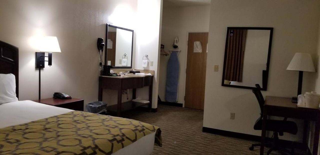 Baymont By Wyndham Harlan Hotel Bagian luar foto