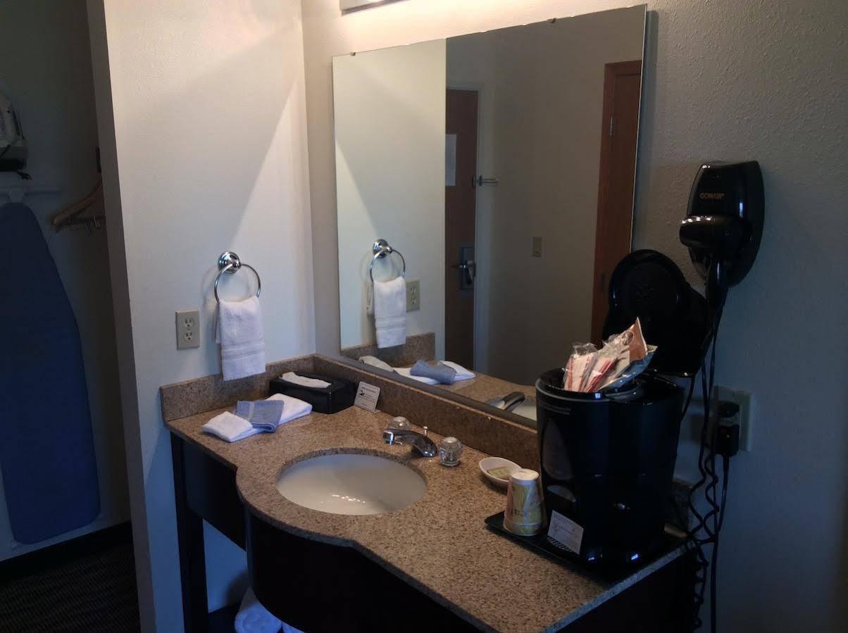Baymont By Wyndham Harlan Hotel Bagian luar foto
